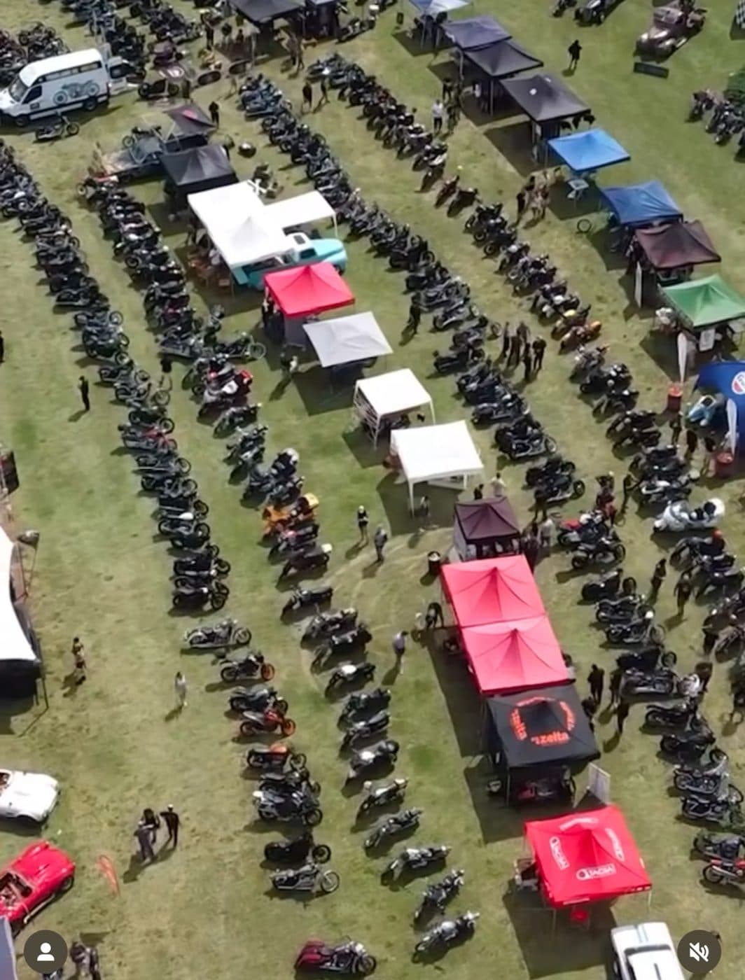 Vista desde arriba: filas y filas de motos entre las carpas