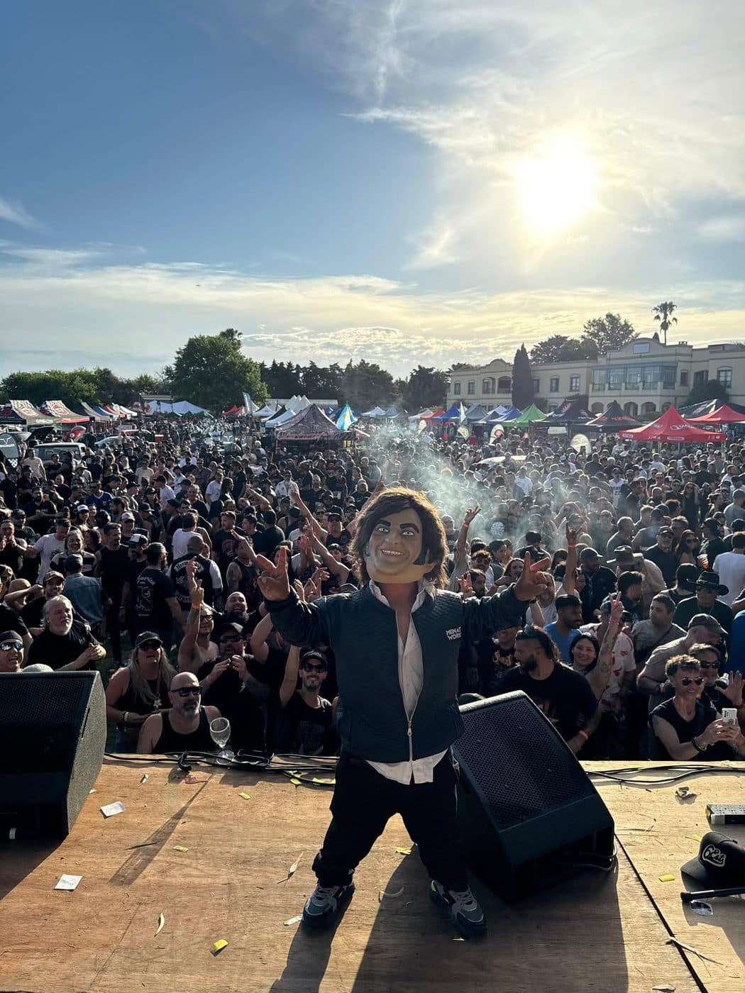 El cantante al borde del escenario con el público a pleno