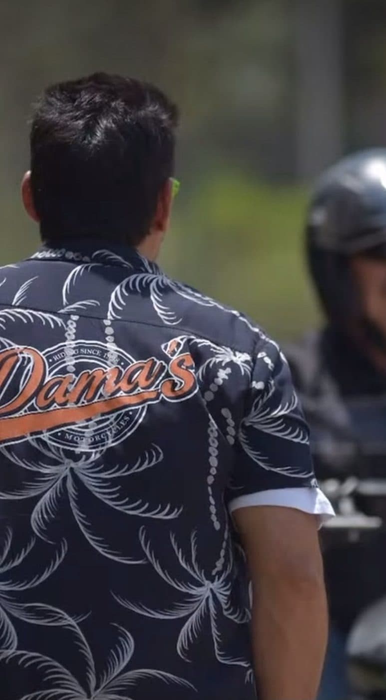 Una camisa con el logo de Dama's bordado en la espalda