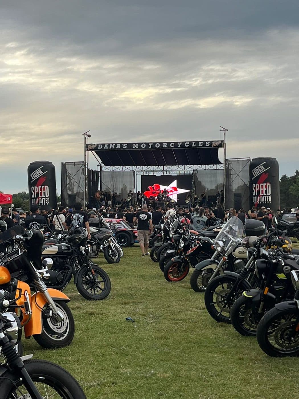 El escenario de Dama's Motorcycles con las motos y la gente adelante