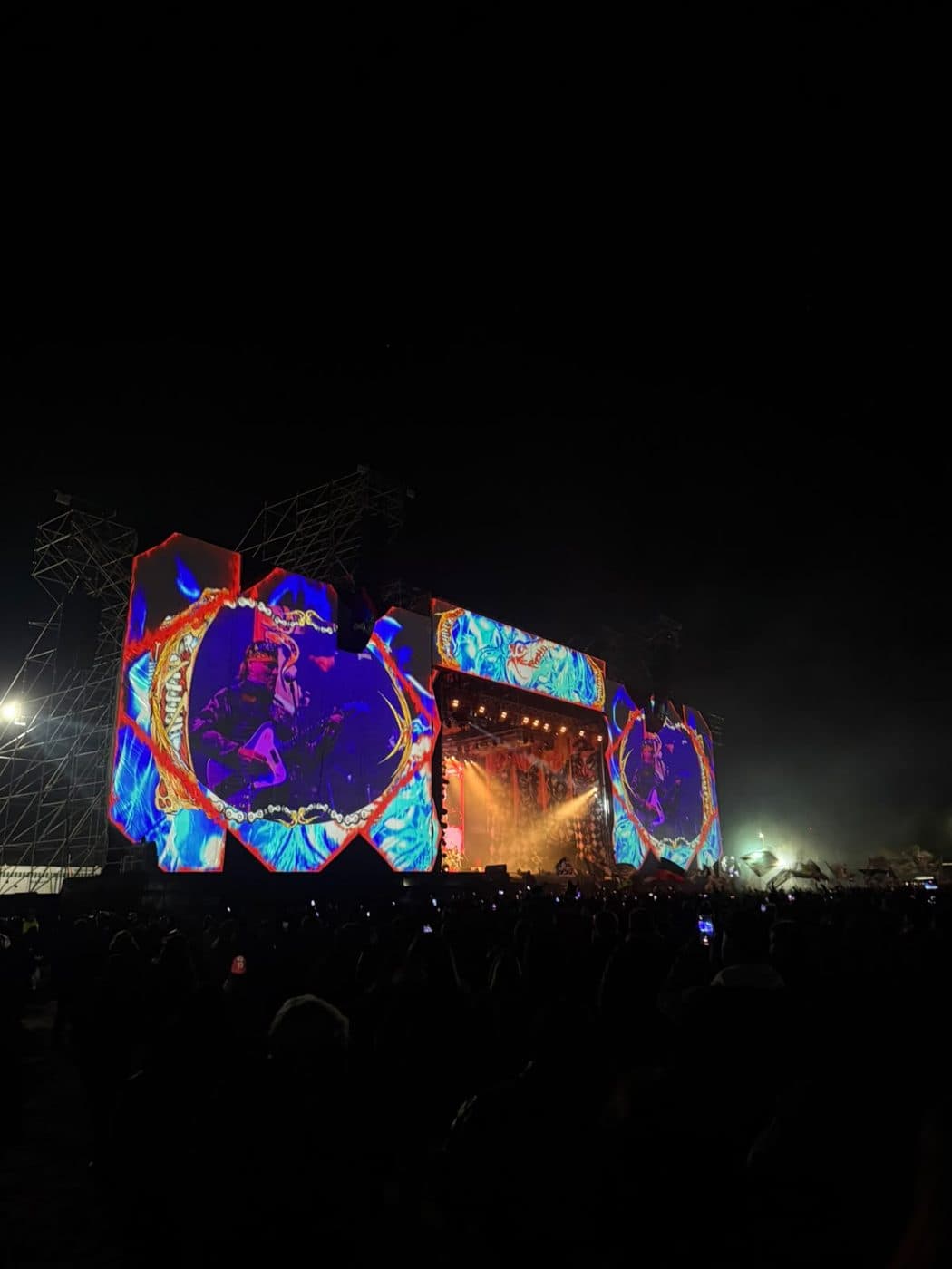 El escenario iluminado al caer la noche