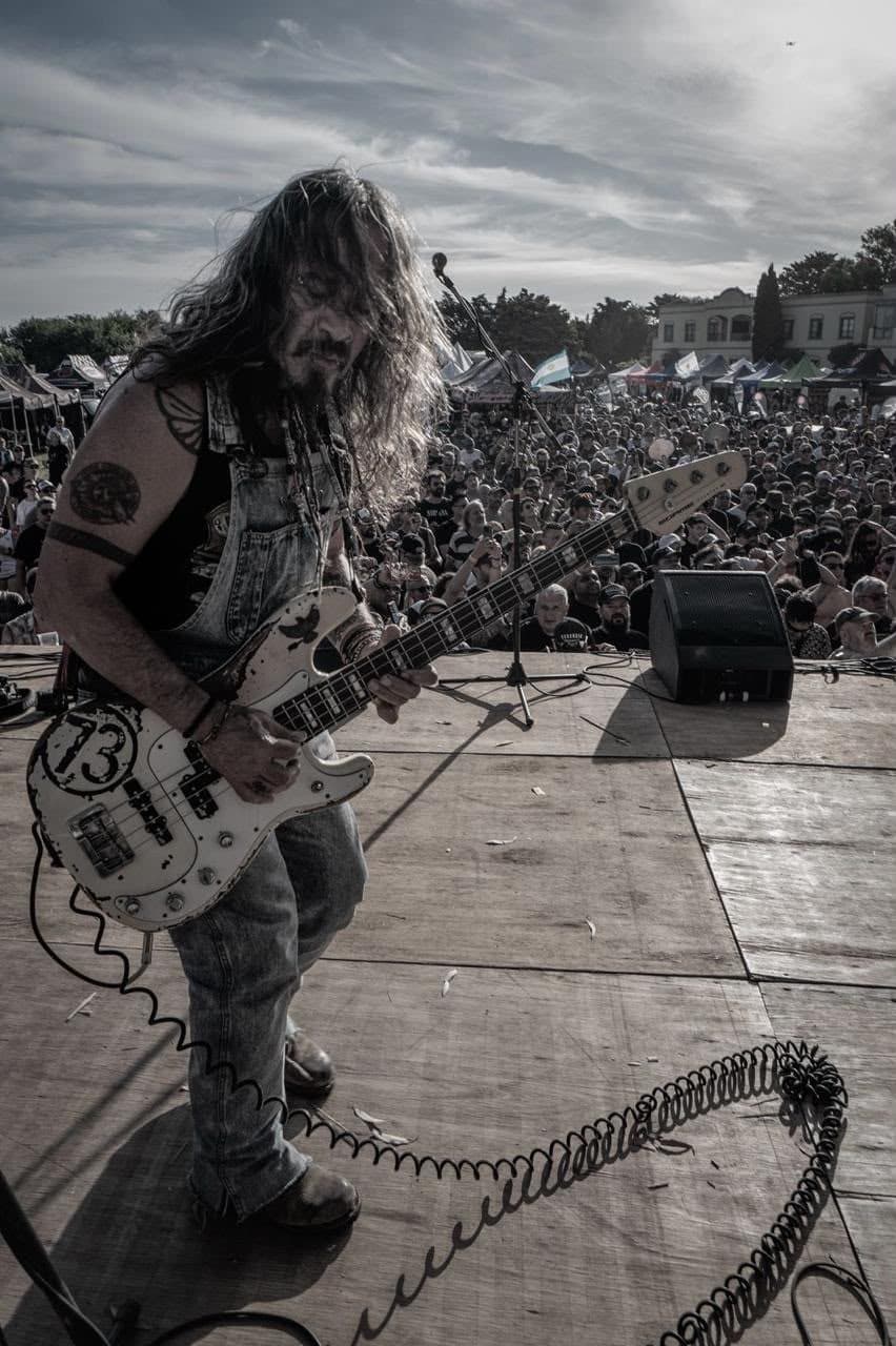 Un guitarrista de pelo largo arriba del escenario, en blanco y negro