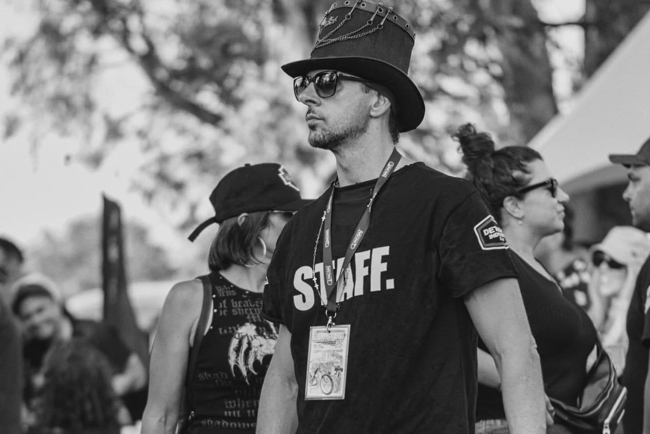 Alguien del staff de galera y anteojos, en blanco y negro