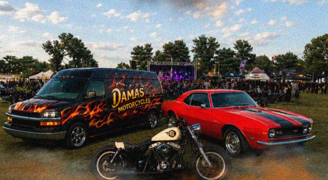 La van de Dama's Motorcycles, un Camaro y una chopper frente al escenario
